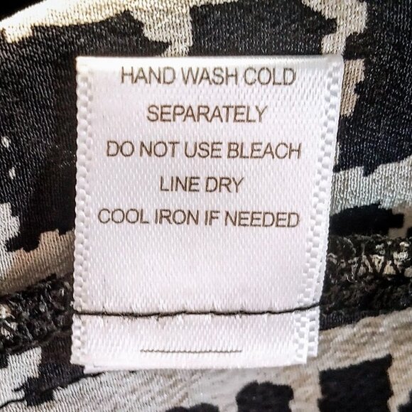 Piperlime Black White Print Silk SS Top - Picture 5 of 5